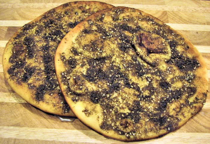 Manakeesh prepared with za'atar from an Israeli bakery (Photo: N. Saum, CC BY-SA 3.0)